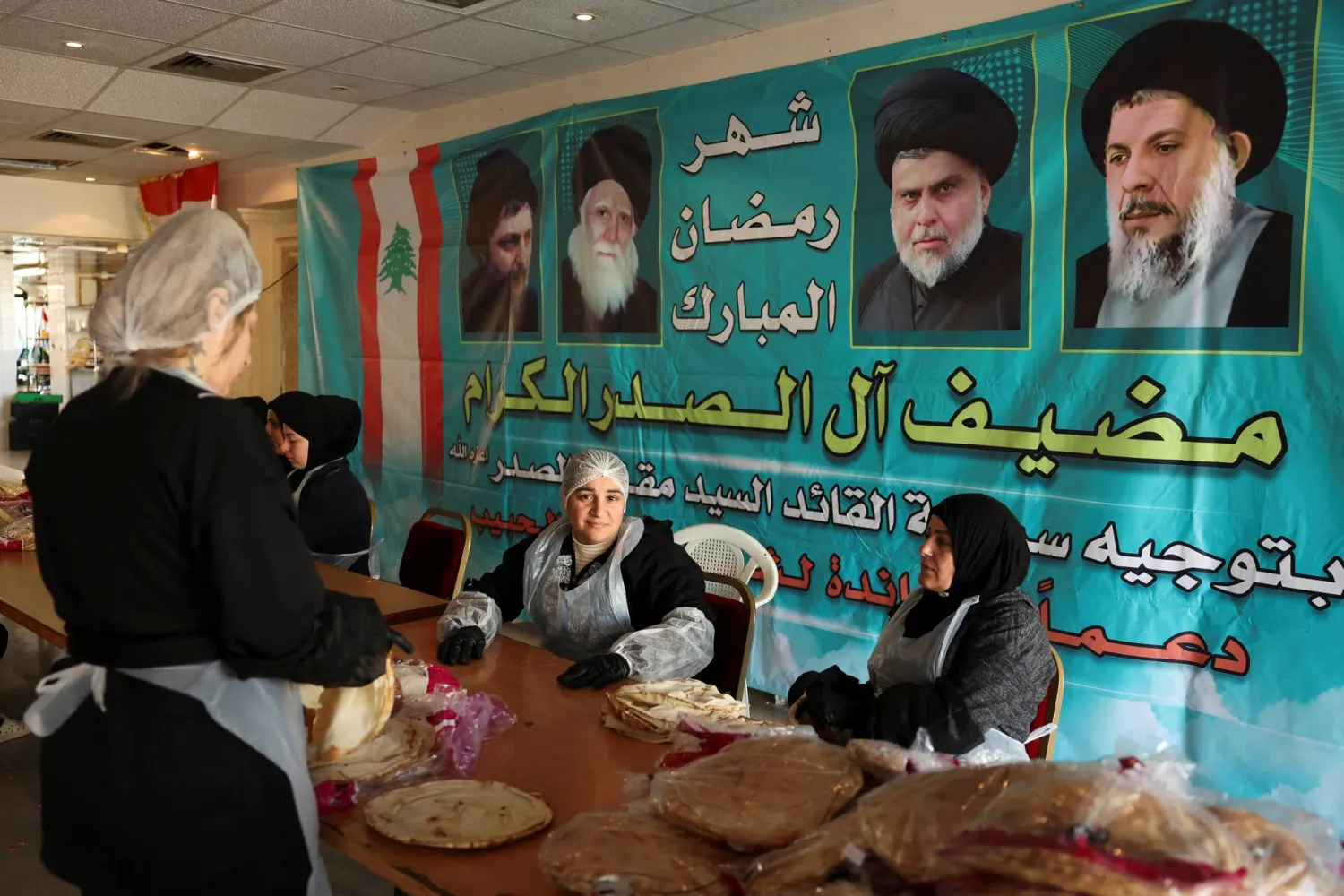 نازحات في مدرسة تحولت مركزَ نزوح للعائلات الهاربة من الضاحية الجنوبية لبيروت (رويترز)