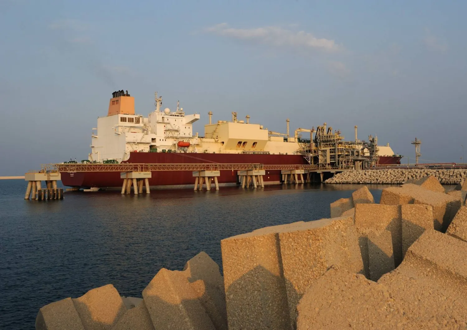 من المتوقع وصول شحنتين من الغاز الطبيعي المُسال إلى الهند قريباً (إكس)