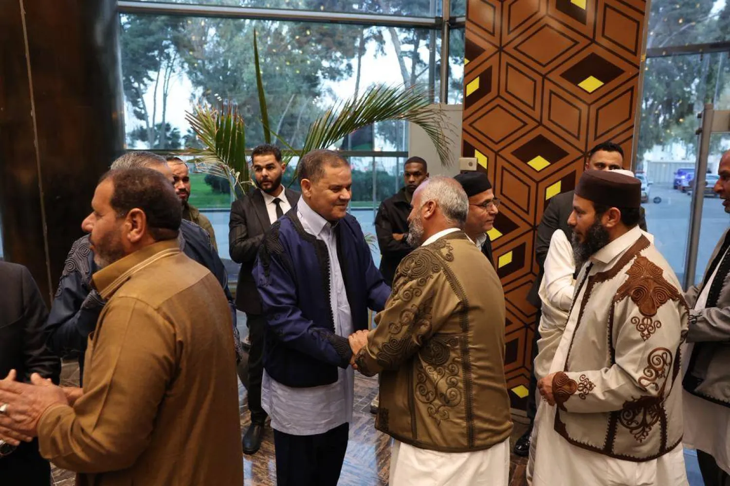 الدبيبة خلال لقاء مع قادة وأعيان مدينة الزاوية الليبية على مائدة إفطار رمضاني (مكتب الدبيبة)

