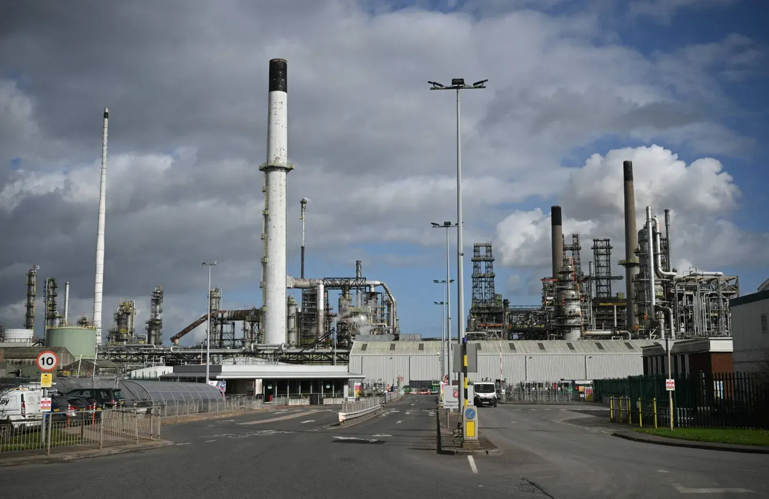 İngiltere'nin kuzeydoğusundaki South Killingholme yakınlarında bulunan ve Phillips 66 tarafından işletilen Humber rafinerisi (AFP)