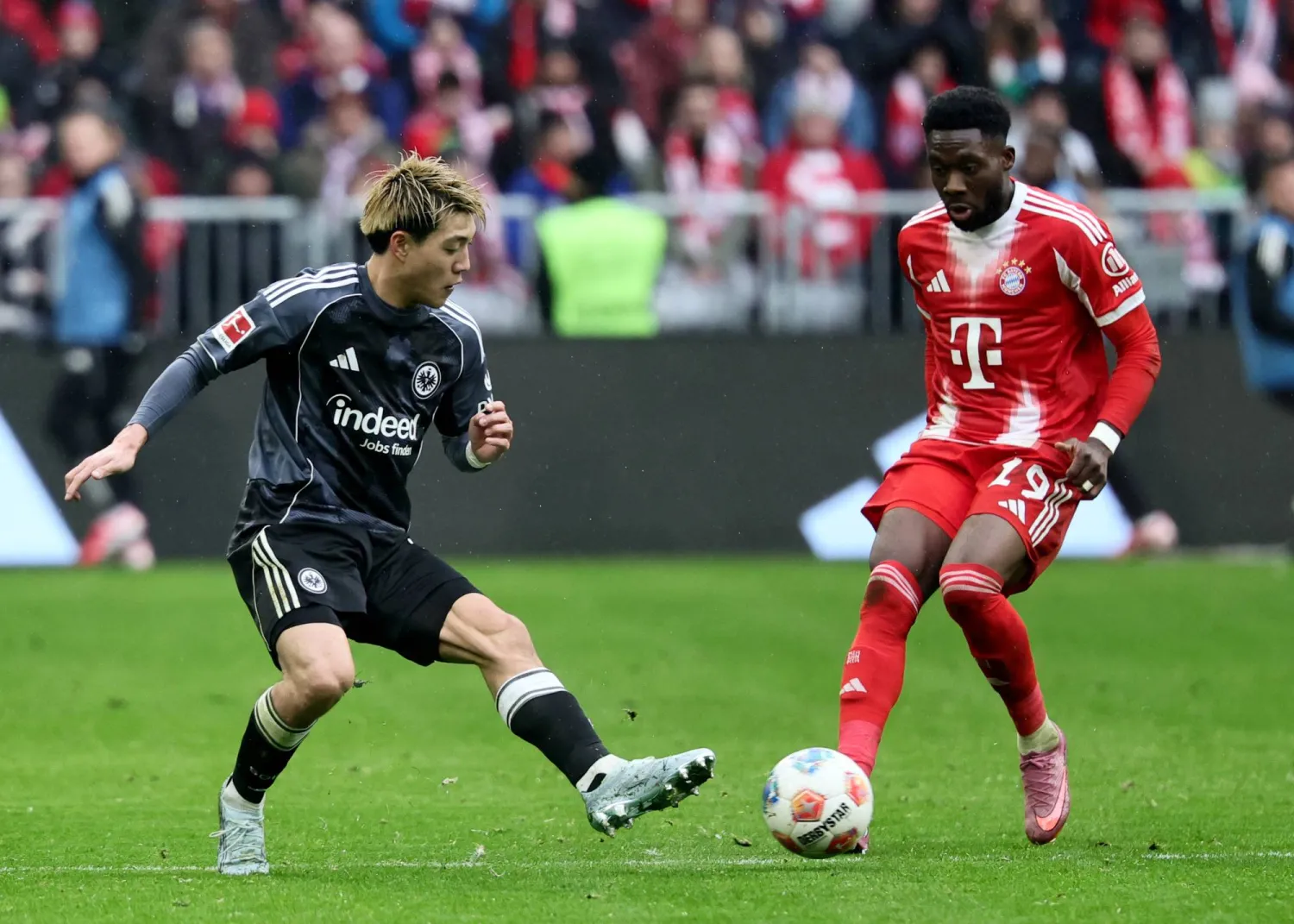 ألفونسو ديفيز لاعب بايرن ميونيخ (يمين) (إ.ب.أ)