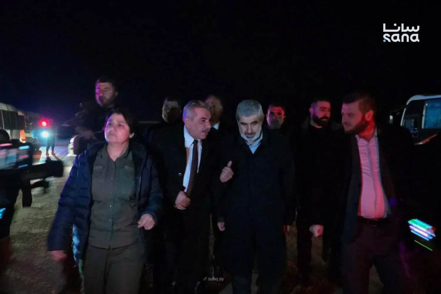 الفريق الرئاسي السوري وقوى الأمن الداخلي في استقبال المعتقلين الذين أفرجت عنهم «قسد»... لدى وصولهم إلى «دوار البانوراما» بمدينة الحسكة (سانا)