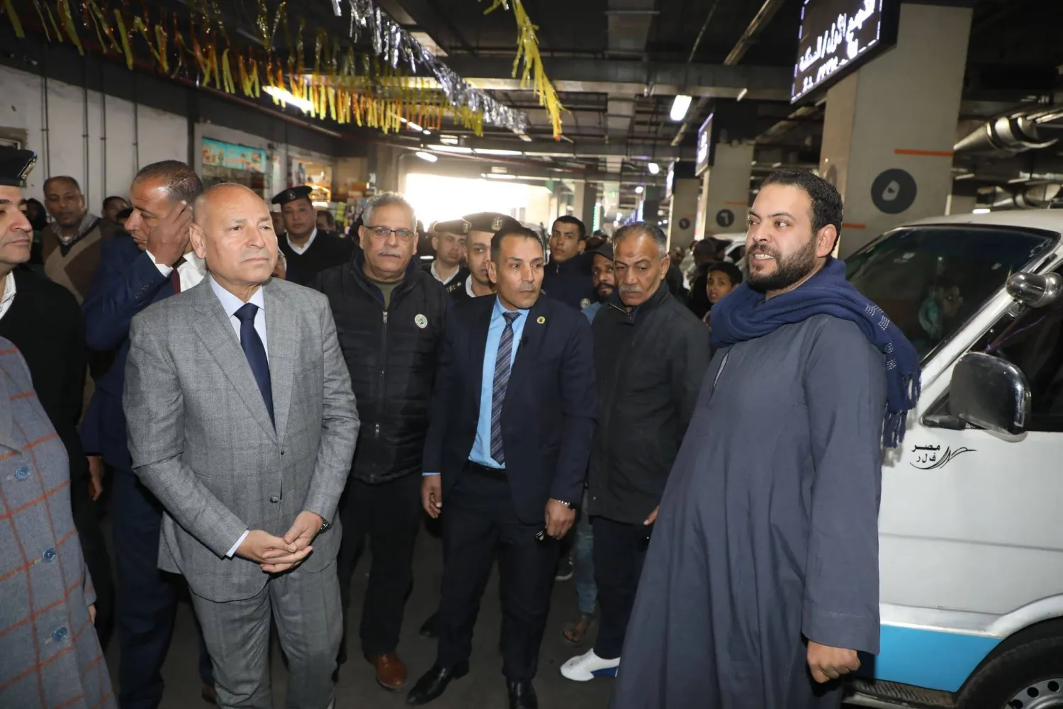 مسؤولون مصريون خلال جولة تفقدية في مواقف النقل الجماعي (محافظة القاهرة)