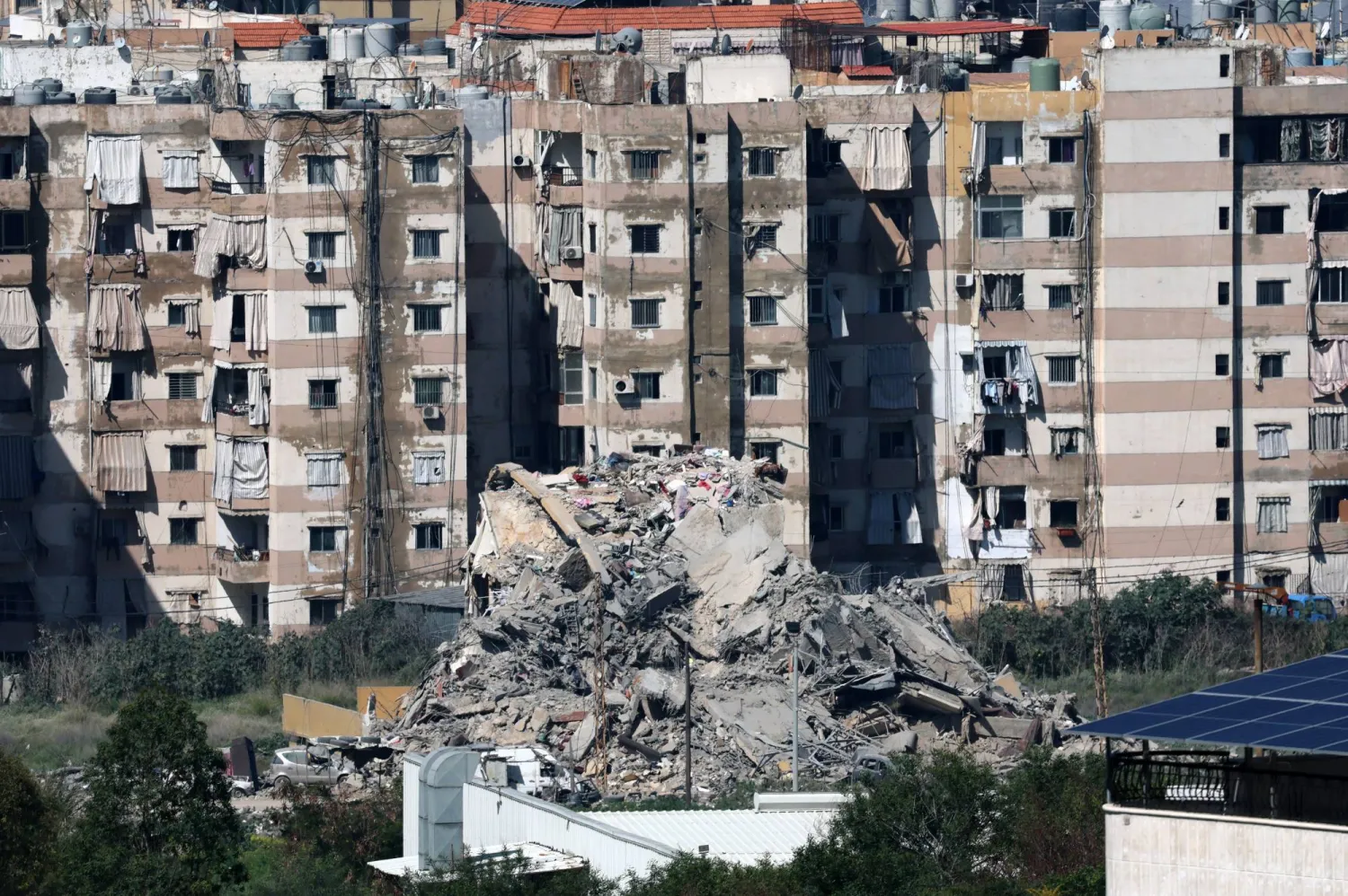 المبنى الذي استهدف في عائشة بكار في قلب العاصمة بيروت (إ.ب.أ)