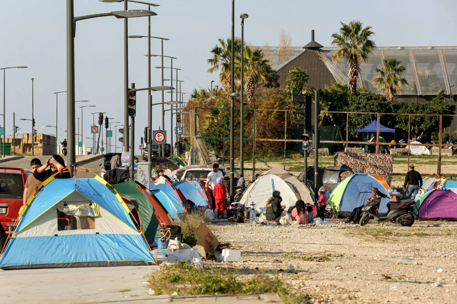 نازحون لبنانيون في خيام على الواجهة البحرية لبيروت... 10 مارس 2026 (د.ب.أ)