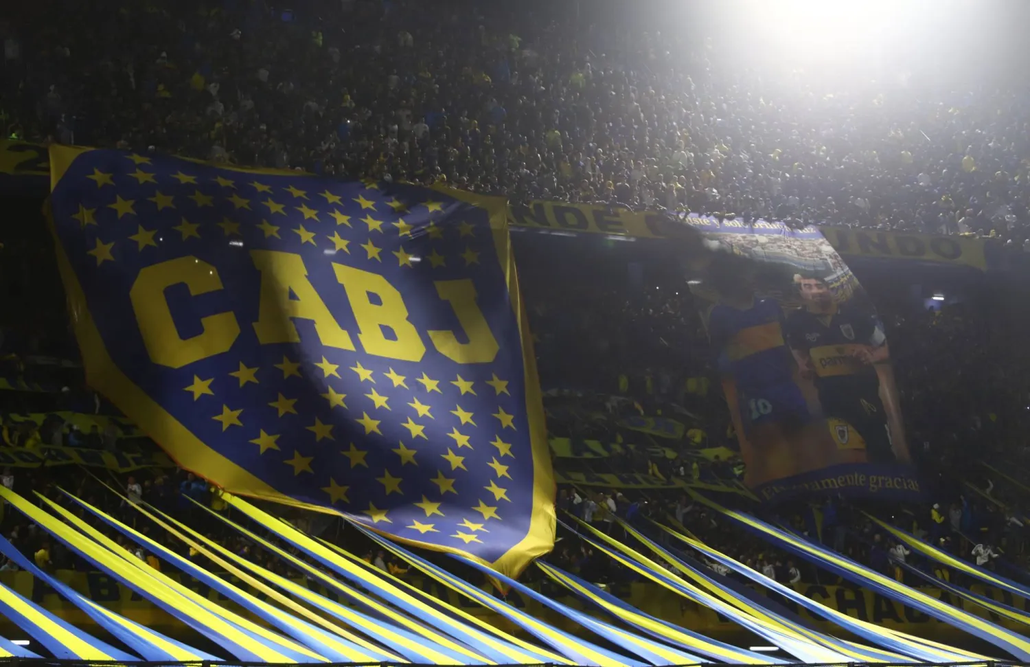 جماهير بوكا جونيورز في ملعب «بومبونيرا» (رويترز)