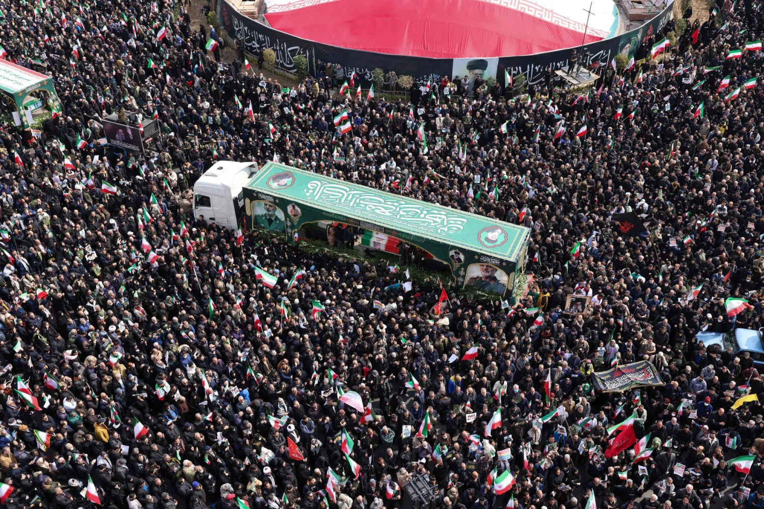 شاحنة في ميدان انقلاب (الثورة) تحمل جنرالات إيرانية قضوا خلال الحرب الأربعاء (أ.ف.ب)