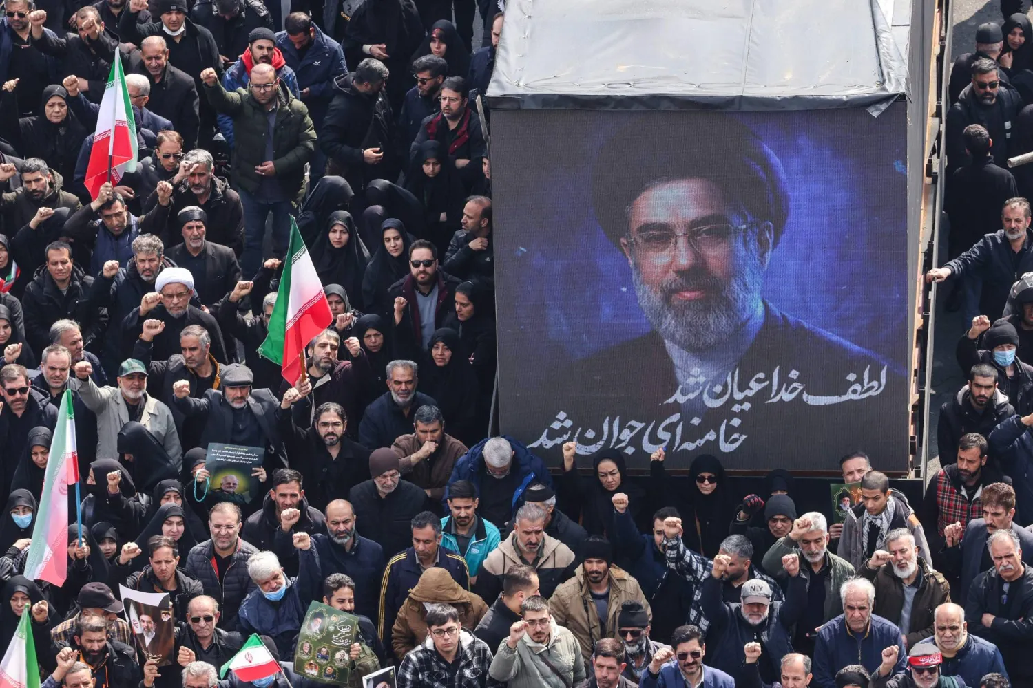 صورة للمرشد الجديد مجتبى خامنئي خلال جنازات قادة عسكريين قُتلوا في الأيام الأولى للضربات في ميدان انقلاب وسط طهران (أ.ف.ب) 