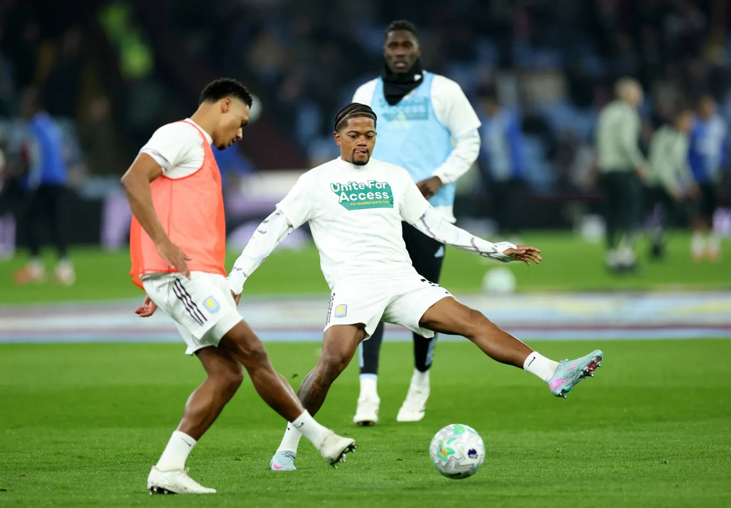 لاعبو أستون فيلا متحفزون من أجل تخطي عقبل ليل في الدوري الأوروبي (رويترز)