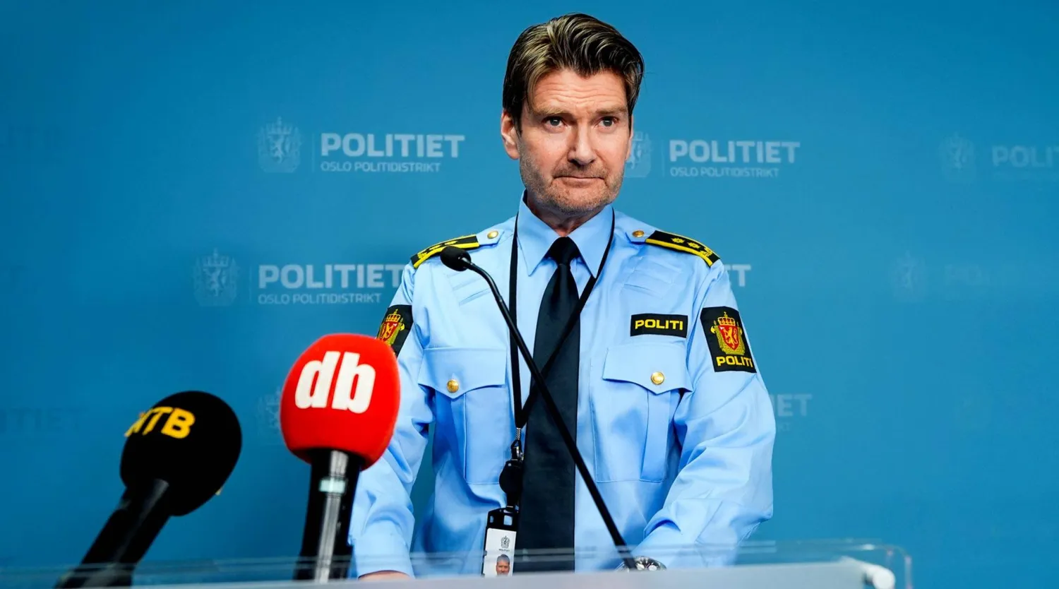المسؤول في الشرطة النرويجية كريستيان هاتلو يدلي بتصريح حول الانفجار الذي استهدف السفارة الأميركية في أوسلو (أ.ب)