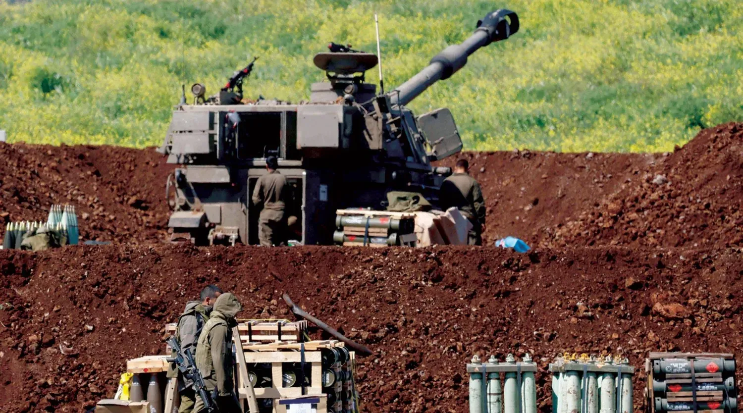 İsrail topçu birliğine bağlı askerler, Yukarı Celile'deki güney Lübnan sınırında operasyonda (AFP)