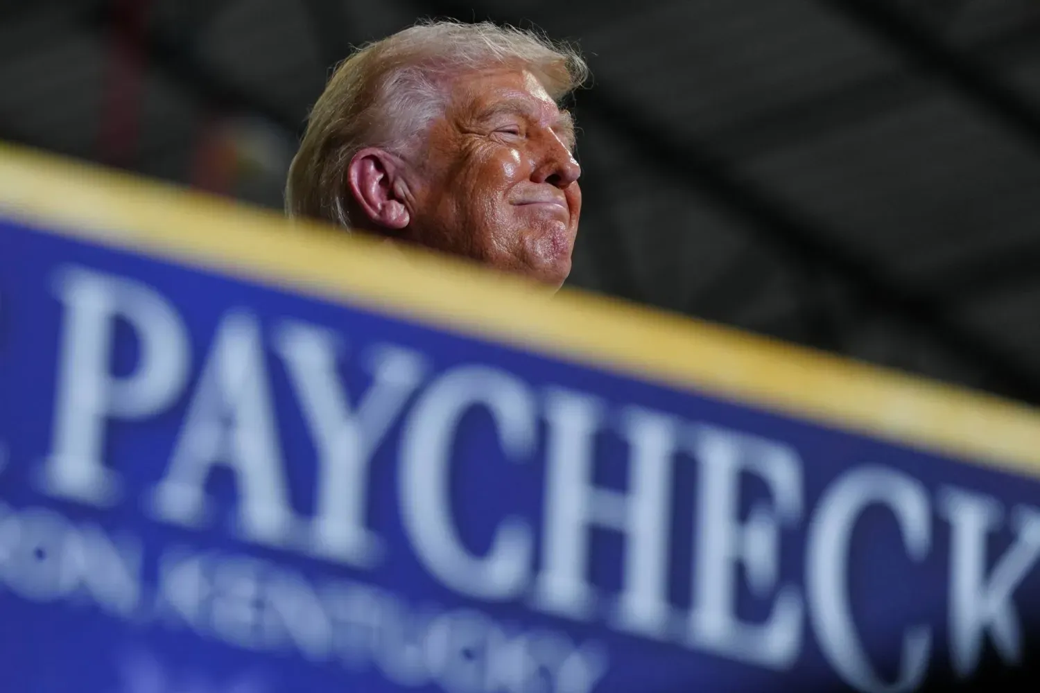 ABD Başkanı Donald Trump, Kentucky gezisi sırasında (AP)