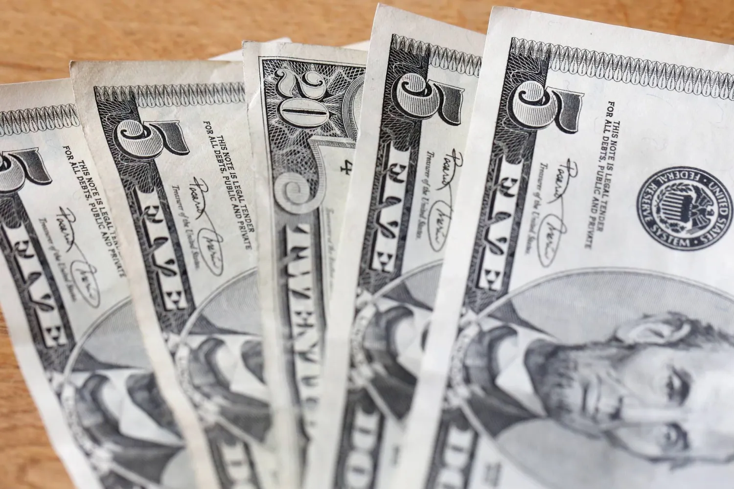 أوراق نقدية من الدولار الأميركي (د.ب.أ)