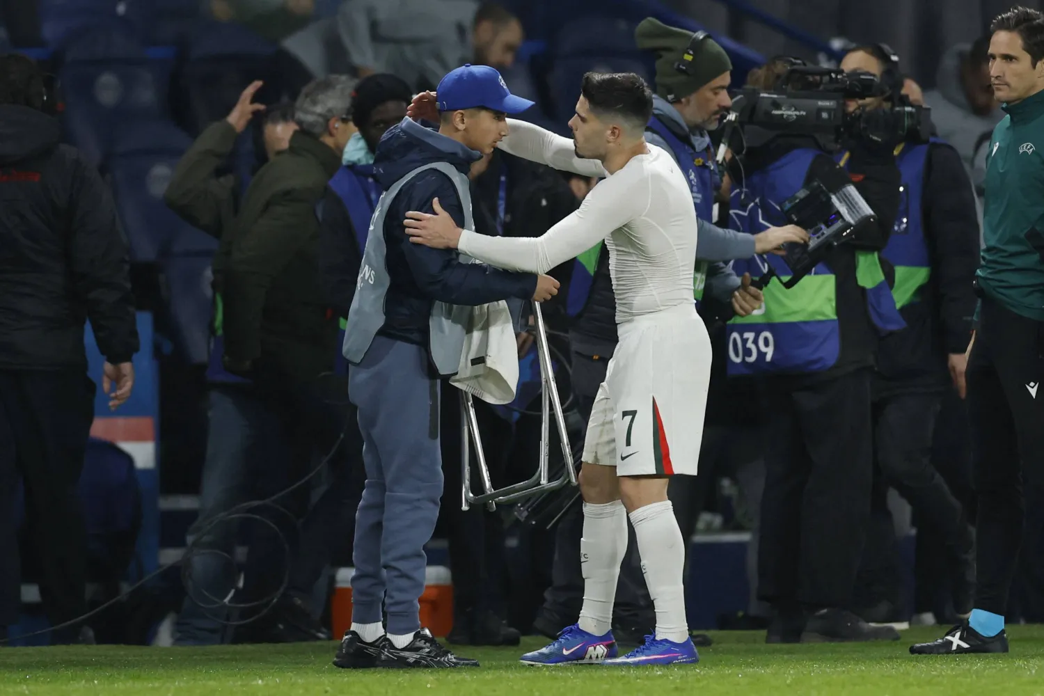 دفع اللاعب جامع الكرات في الوقت المحتسب بدلاً من الضائع بملعب «بارك دي برينس» (رويترز)