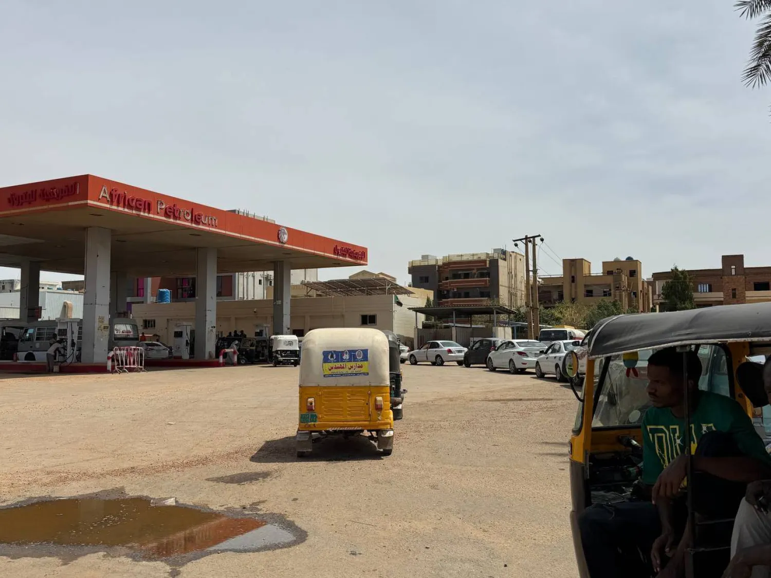 بانتظار قليل من الوقود في إحدى المحطات بالعاصمة السودانية الخرطوم (الشرق الأوسط)