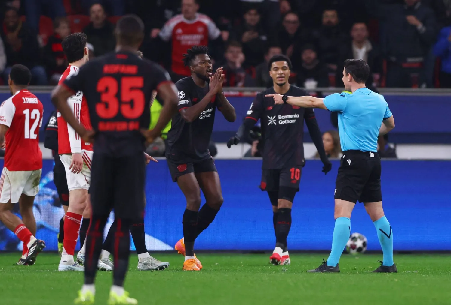 يعتقد باير ليفركوزن الألماني لكرة القدم أن لديهم فرصة في التأهل لدور الثمانية (رويترز)