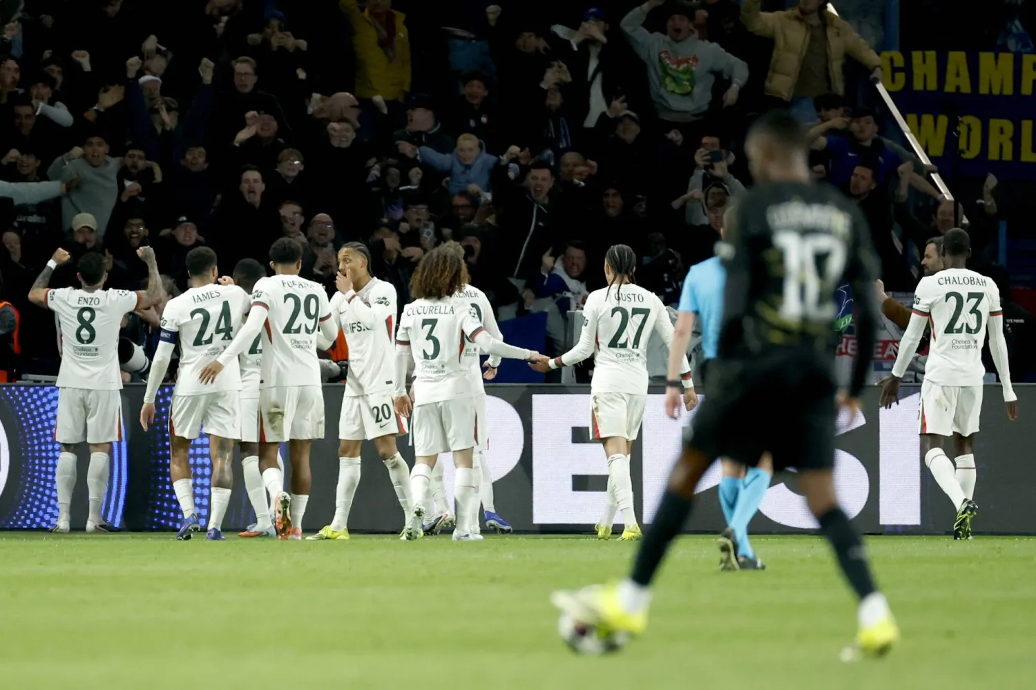 تعرض تشيلسي لسيل من الانتقادات في الصحافة الإنجليزية بعد خسارته الثقيلة أمام باريس سان جيرمان (إ.ب.أ)