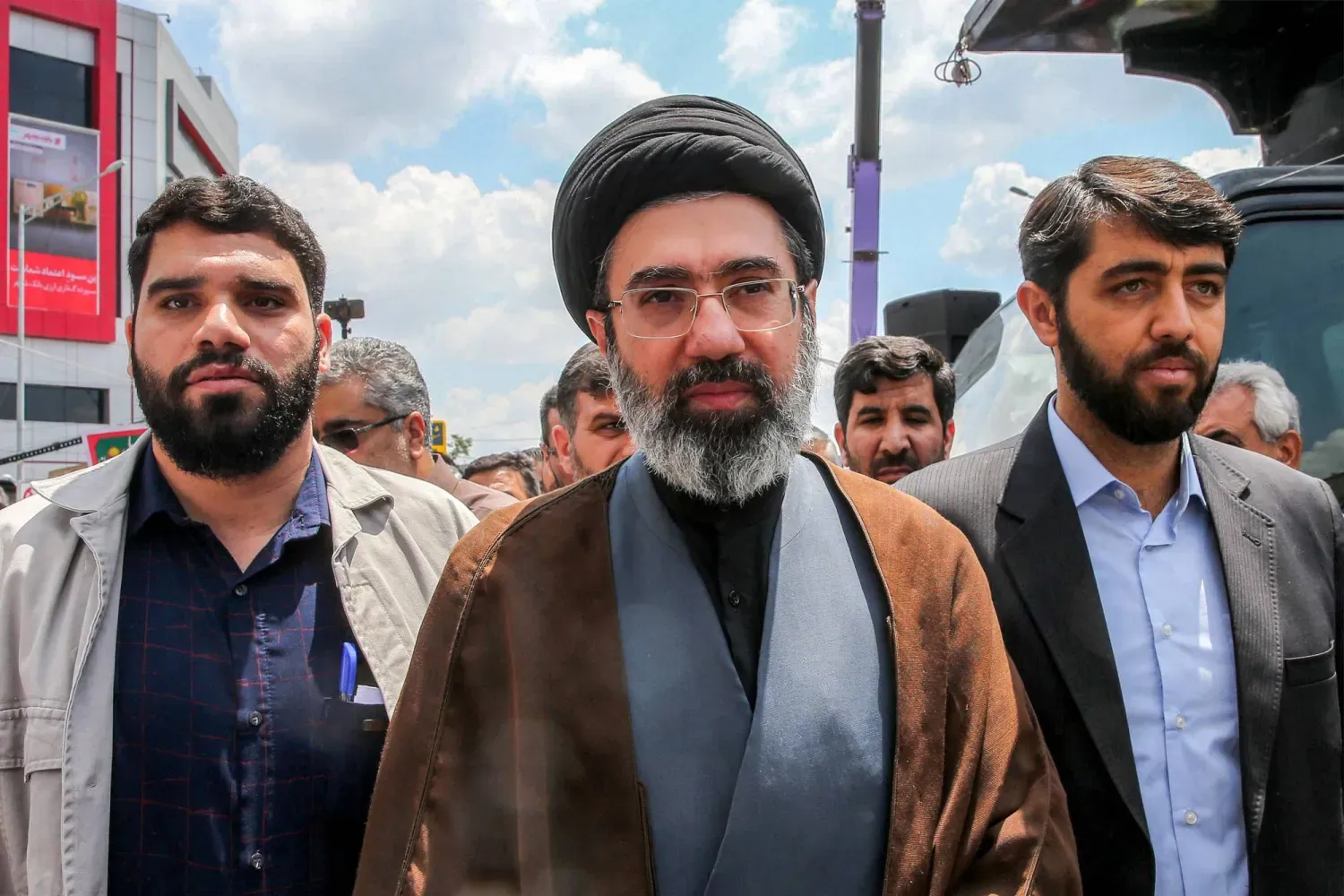 İran'ın yeni Yüksek Lideri Mücteba Hamenei, 31 Mayıs 2019'da Tahran'da bir sokakta yürürken (Arşiv-ISNA)