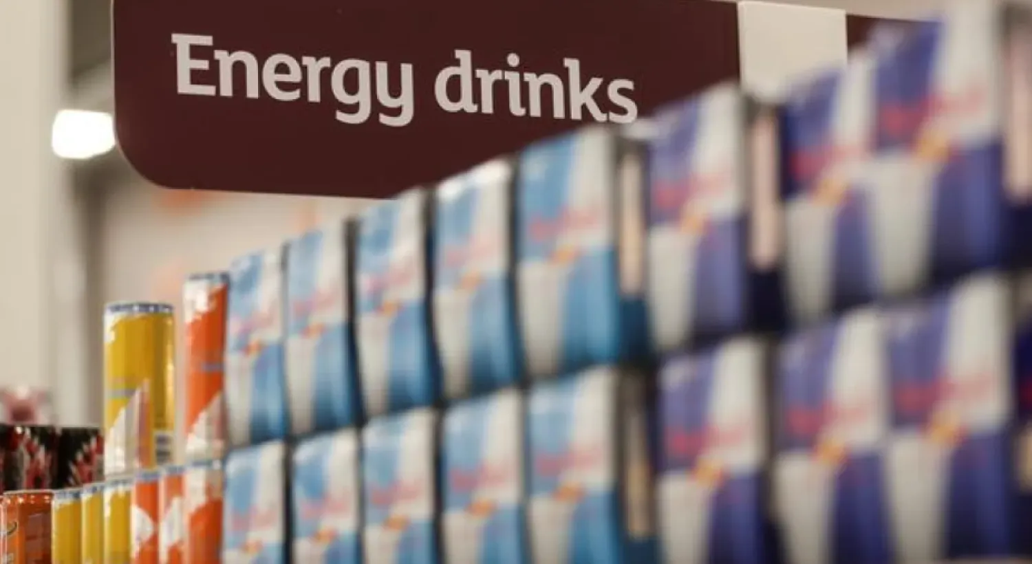 الاستهلاك المتكرر لمشروبات الطاقة قد يؤدي في النهاية إلى الشعور بالتعب والإرهاق (رويترز)