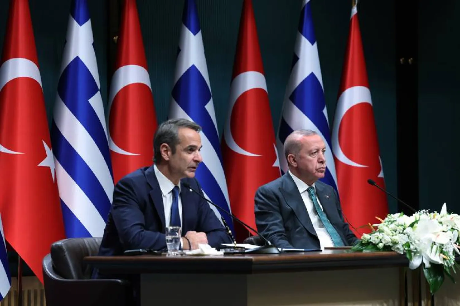 الرئيس التركي رجب طيب إردوغان ورئيس الوزراء اليوناني كيرياكوس ميتسوتاكيس خلال مؤتمر صحافي في ختام اجتماع مجلس التعاون الاستراتيجي التركي اليوناني في أنقرة 11 فبراير الماضي (الرئاسة التركية)