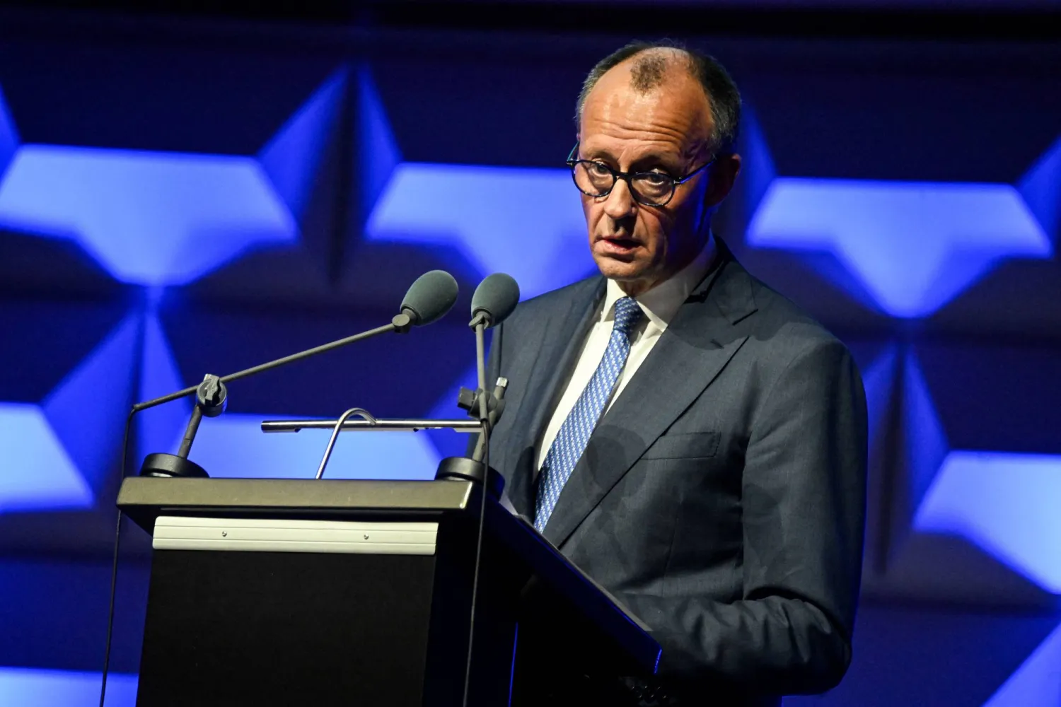 المستشار الألماني فريدريش ميرتس يلقي كلمة خلال فعالية في مدينة فيسبادن الألمانية يوم 12 مارس 2026 (رويترز)