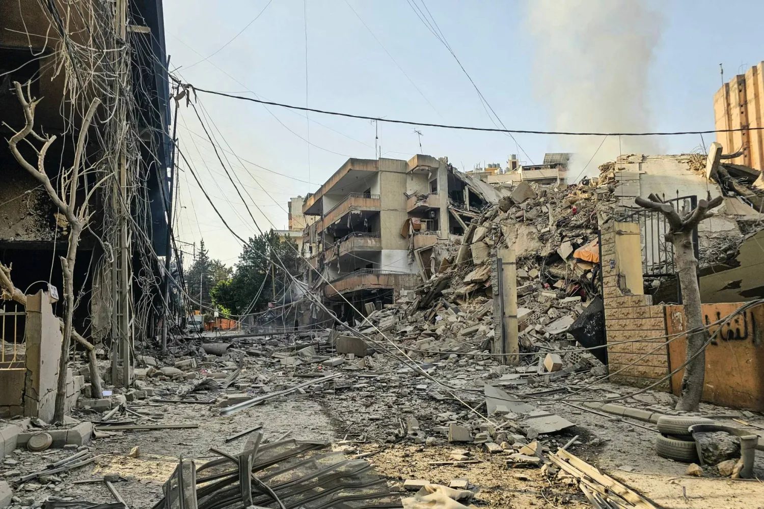 دخان يتصاعد من أنقاض مبنى مدمر عقب غارات جوية إسرائيلية ليلية على حي برج البراجنة في الضاحية الجنوبية لبيروت يوم 12 مارس 2026 (أ.ف.ب)