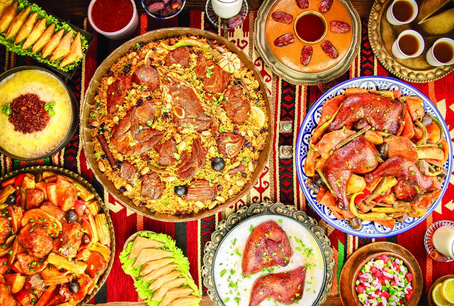 مائدة مليئة بالأطباق السعودية الشهيرة (شاترستوك)