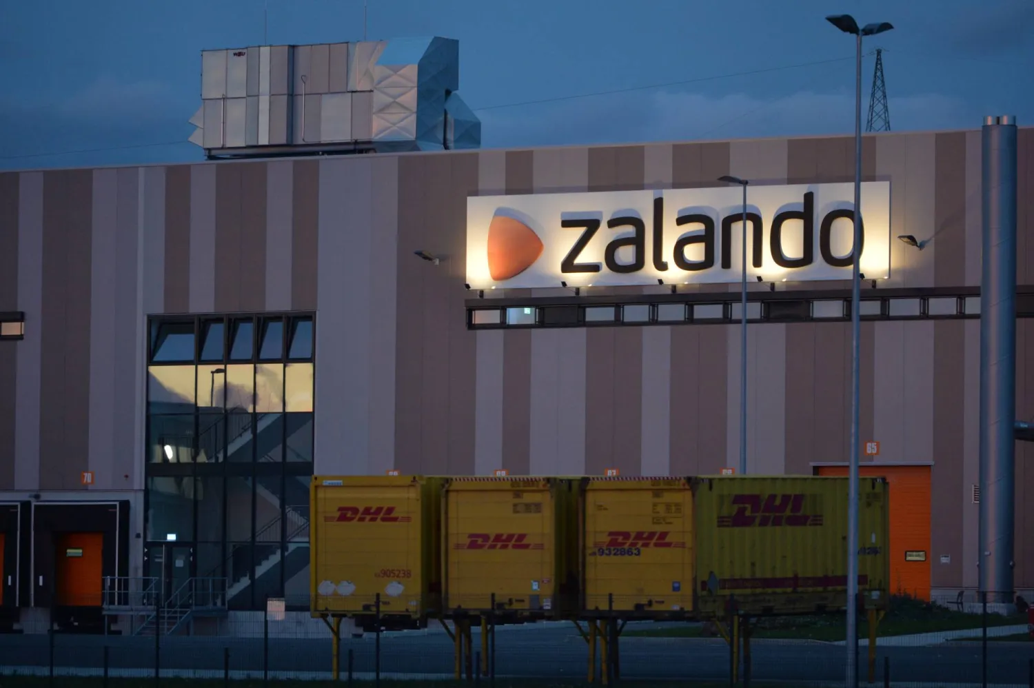 FILED - 22 October 2013, Thuringia, Erfurt: A general view of the logistics center of online retailer Zalando in Erfurt. Photo: Marc Tirl/dpa-Zentralbild/dpa