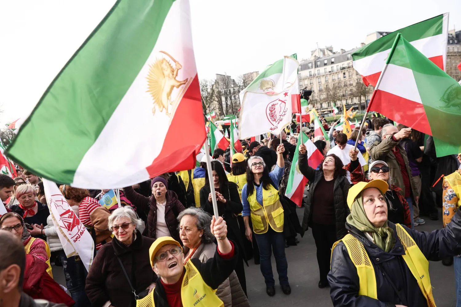 متظاهرون يلوّحون بالأعلام خلال مظاهرة لدعم الشعب الإيراني والتي نظّمتها جمعيات مختلفة تدعم «المجلس الوطني للمقاومة الإيرانية» الإيراني المعارض في باريس 7 مارس 2026 (إ.ب.أ)