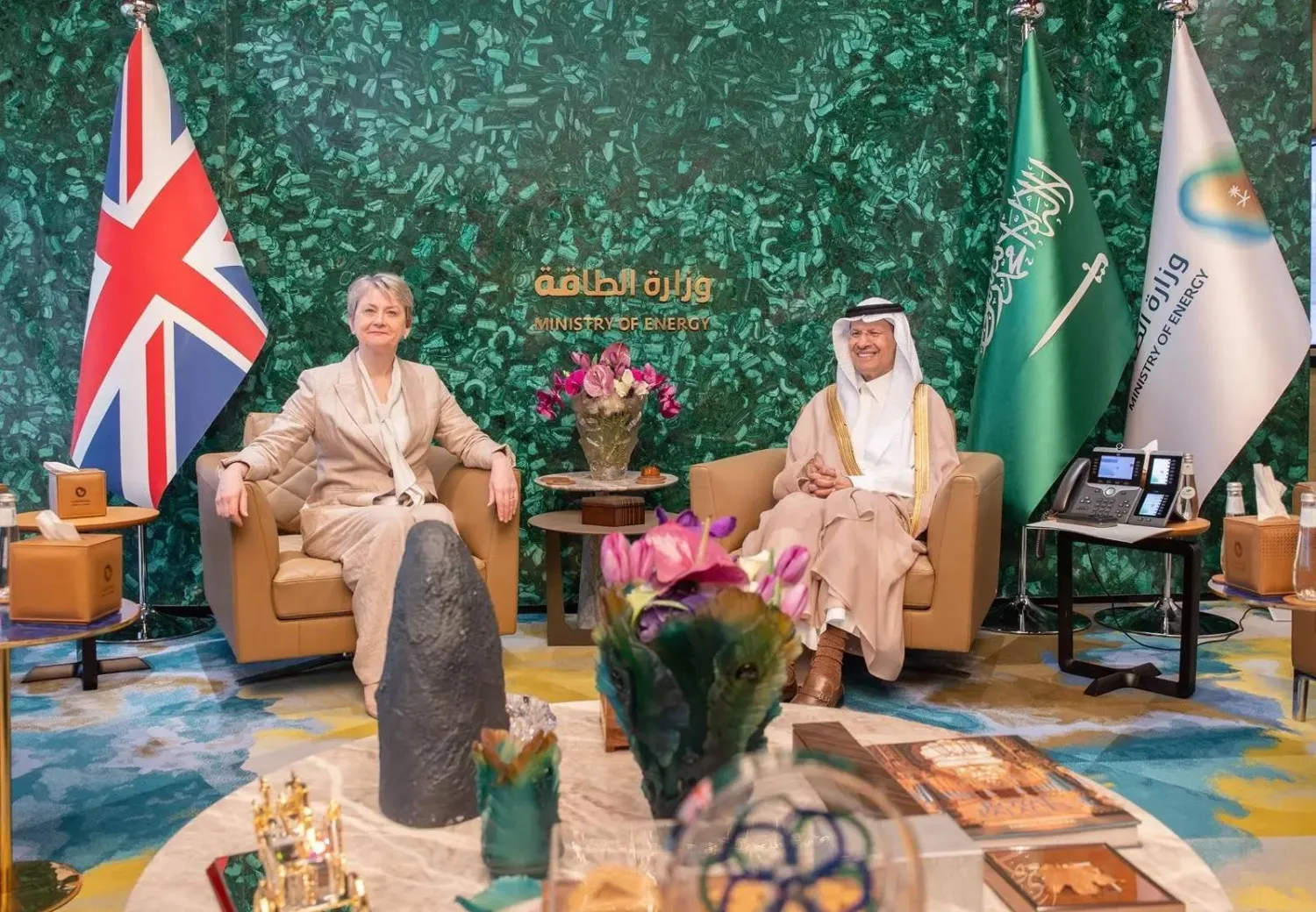 وزير الطاقة السعودي الأمير عبد العزيز بن سلمان مستقبلاً وزيرة الخارجية البريطانية إيفيت كوبر في الرياض الخميس (واس)