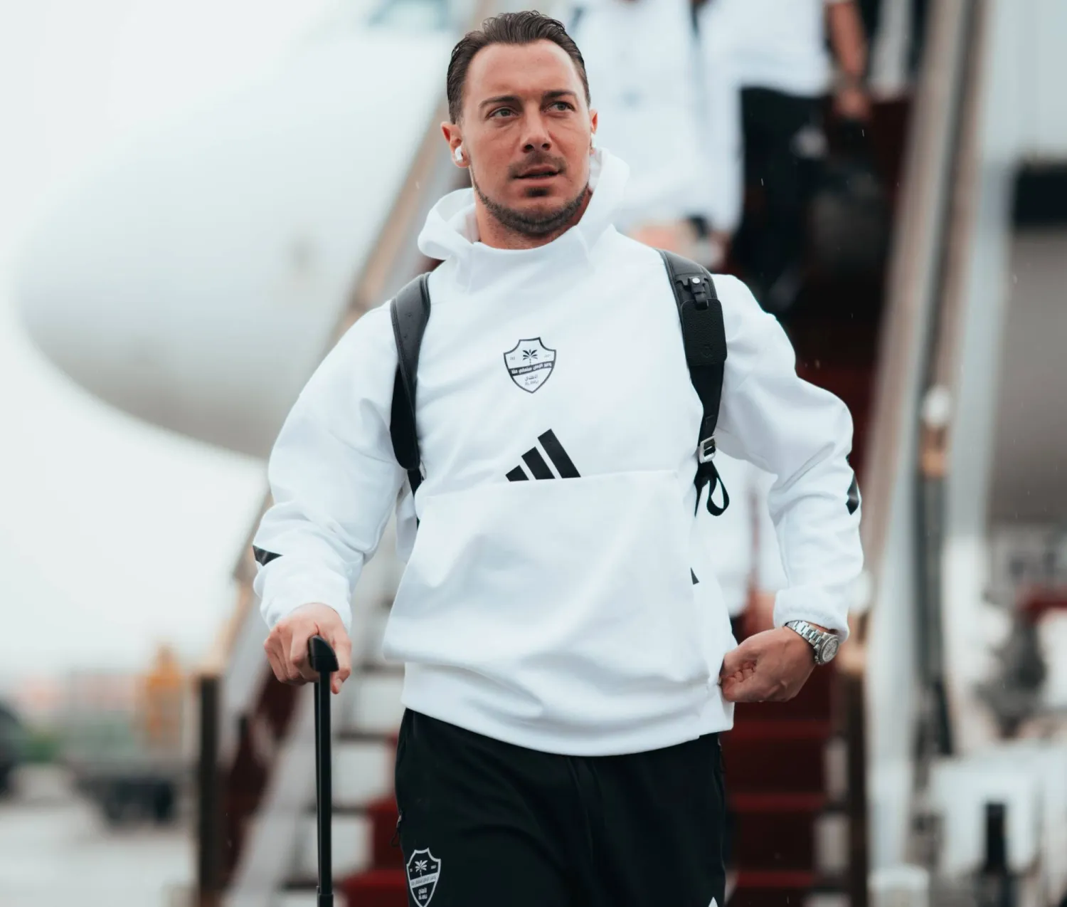 يايسله مدرب الأهلي لدى نزوله من الطائرة (موقع النادي)