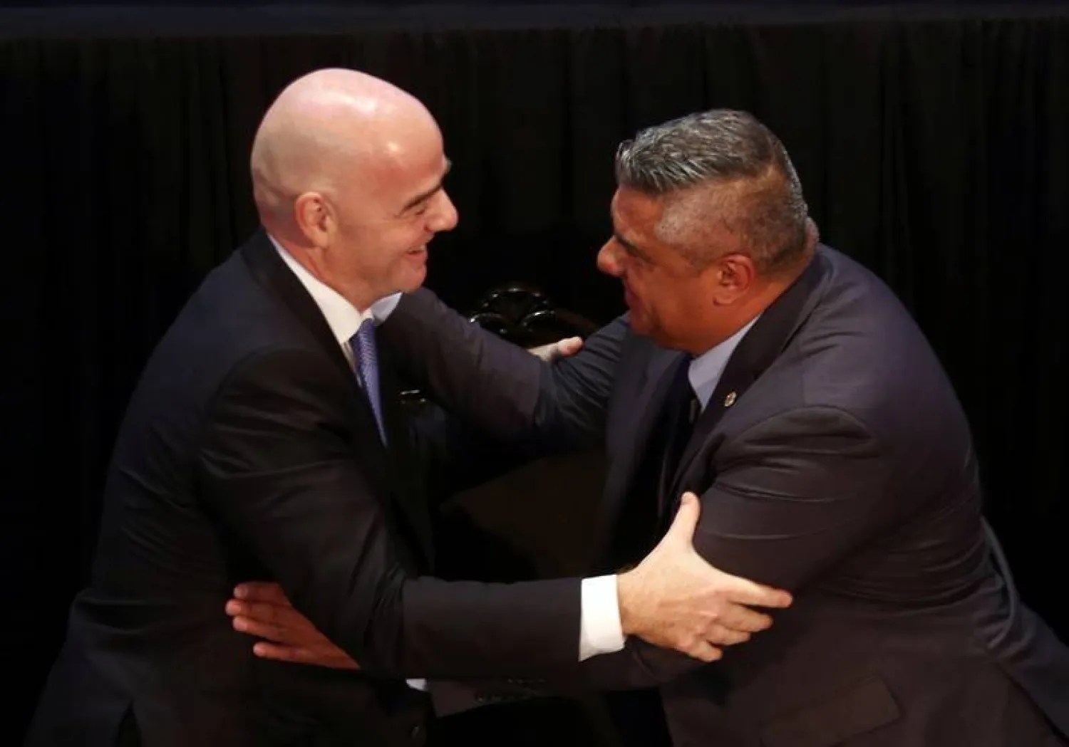 كلاوديو تابيا يصافح رئيس الاتحاد الدولي لكرة القدم جياني إنفانتينو (رويترز)