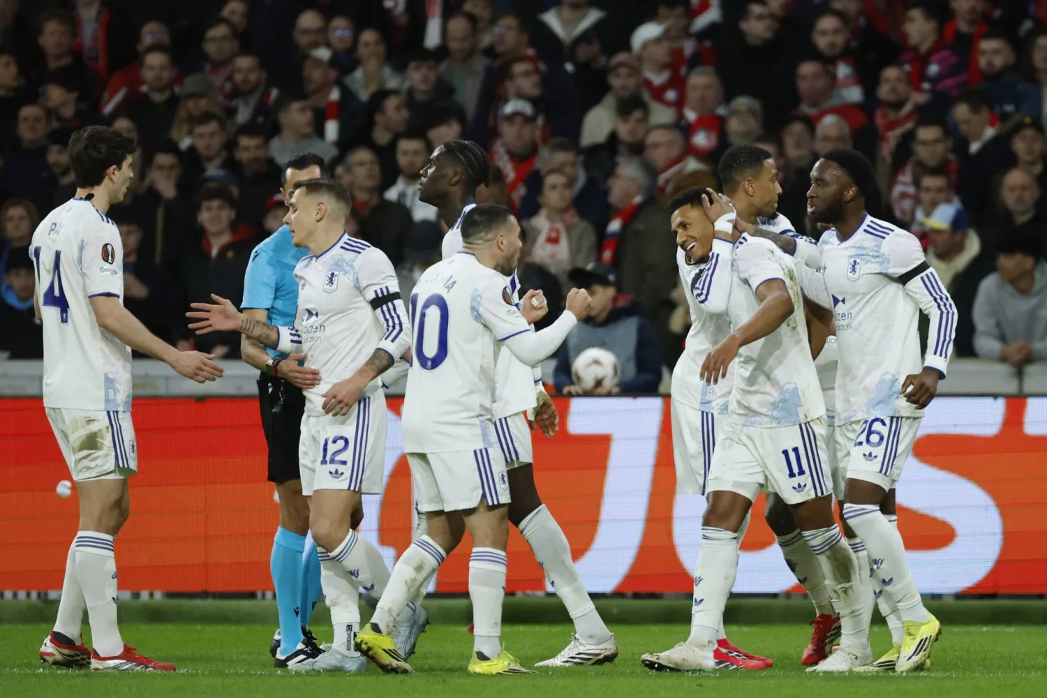 لاعبو أستون فيلا يحتفلون بهدف الفوز على ليل (إ.ب.أ)

