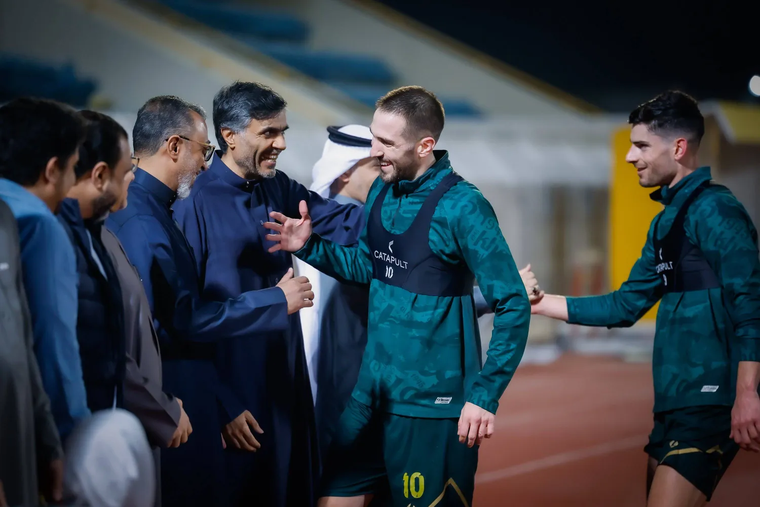 إلتفاف إداري حول اللاعبين في التدريبات الأخيرة (موقع النادي)