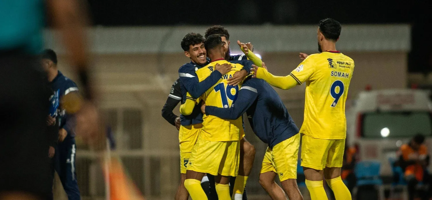 لاعبو الحزم يحتفلون بهدف الفوز أمام الخلود (تصوير: صالح العنزي)