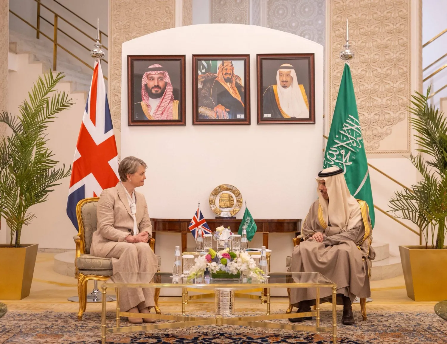 وزير الخارجية السعودي الأمير فيصل بن فرحان خلال استقباله نظيرته البريطانية إيفيت كوبر في الرياض الخميس (واس) 