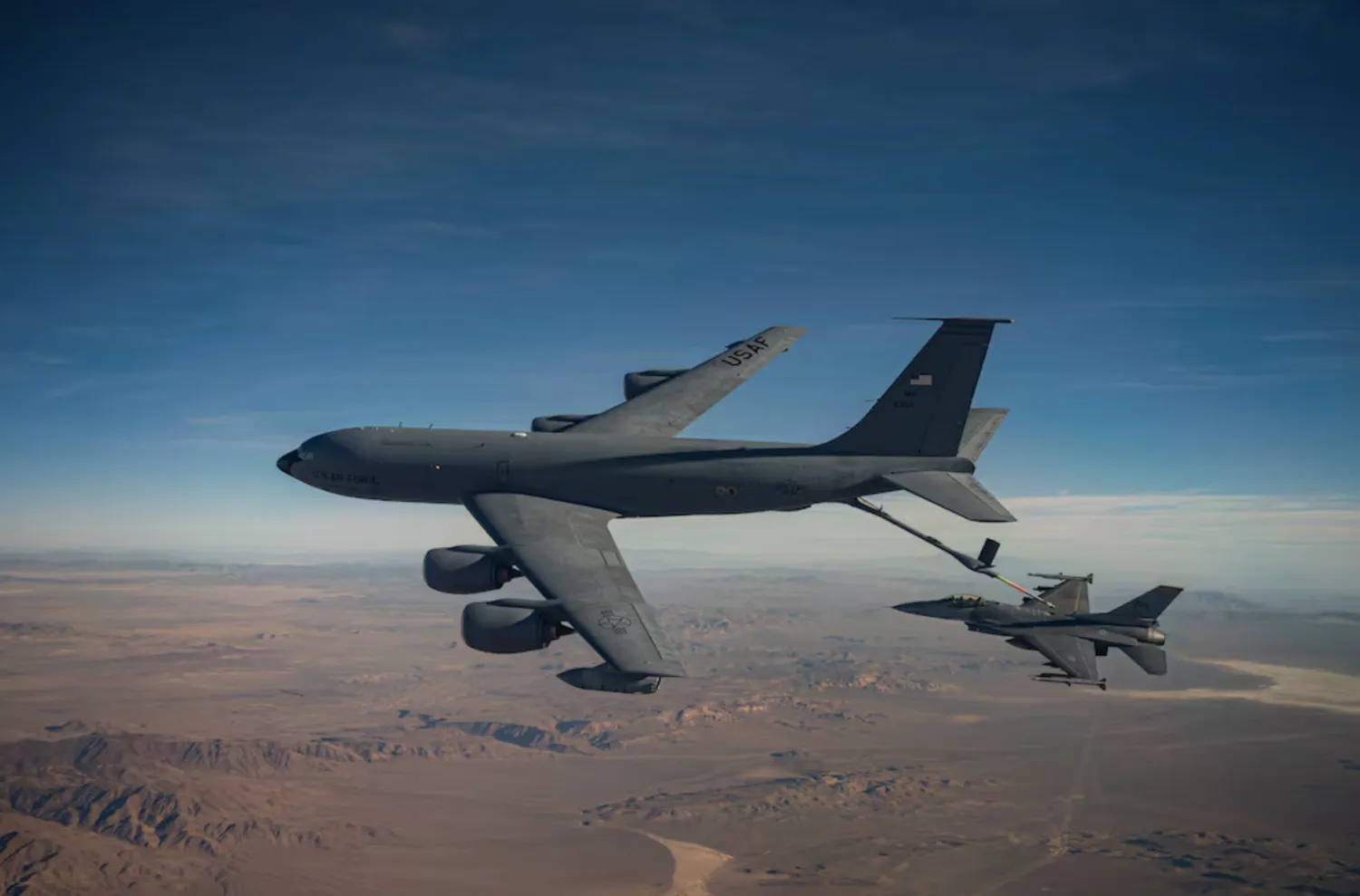 An F-16 fighter jet being refueled in the air by a US Air Force KC-135 Stratotanker (CENTCOM)