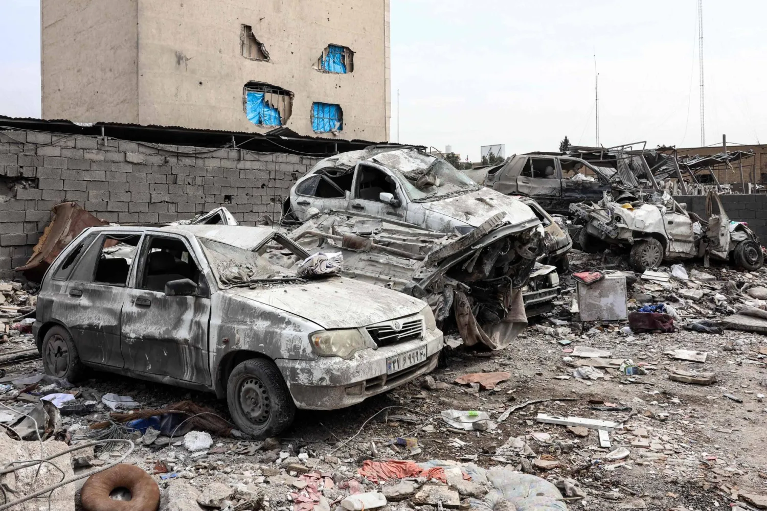 صورة تُظهر حطام سيارات في أعقاب غارة جوية على طهران 12 مارس 2026 (أ.ف.ب)
