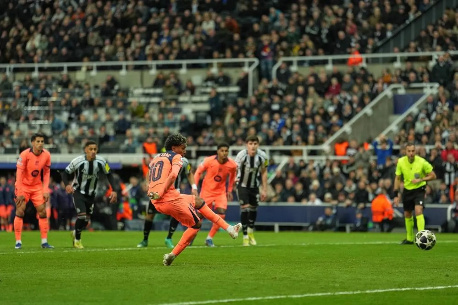  Barcelona's Lamine Yamal scores his side's first goal from the penalty spot during the Champions League round of 16 first leg soccer match between Newcastle United and Barcelona in Newcastle, England, Tuesday, March 10, 2026. (AP) 
