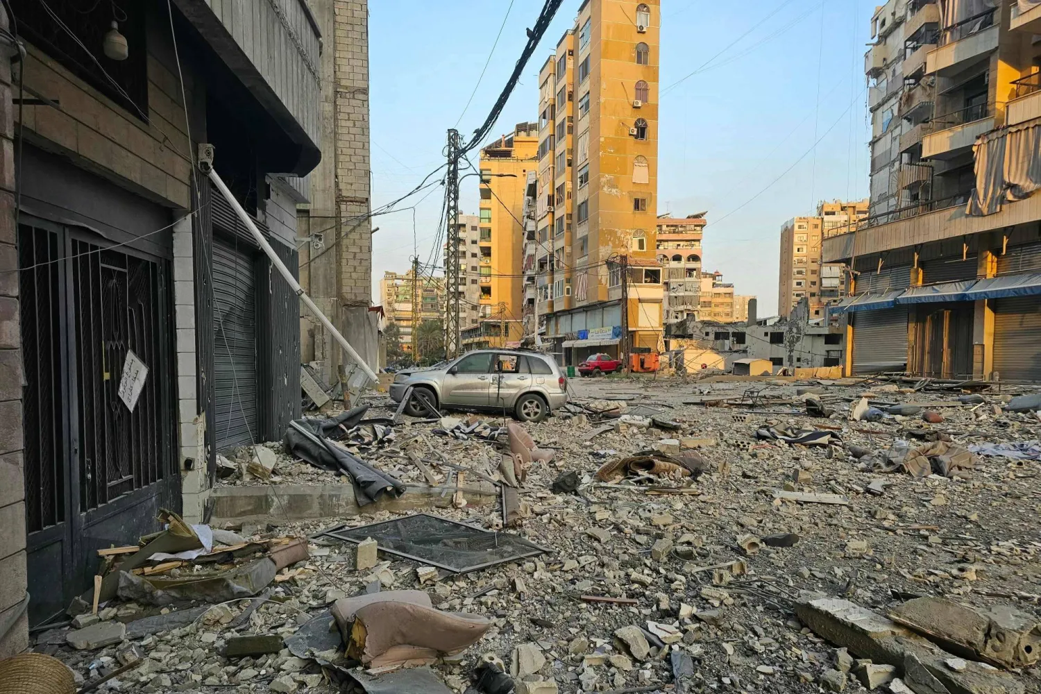 أنقاض مبانٍ ومتاجر مدمرة في شارع تعرّض لغارة جوية إسرائيلية ليلية في الضاحية الجنوبية لبيروت... 13 مارس 2026 (أ.ف.ب)
