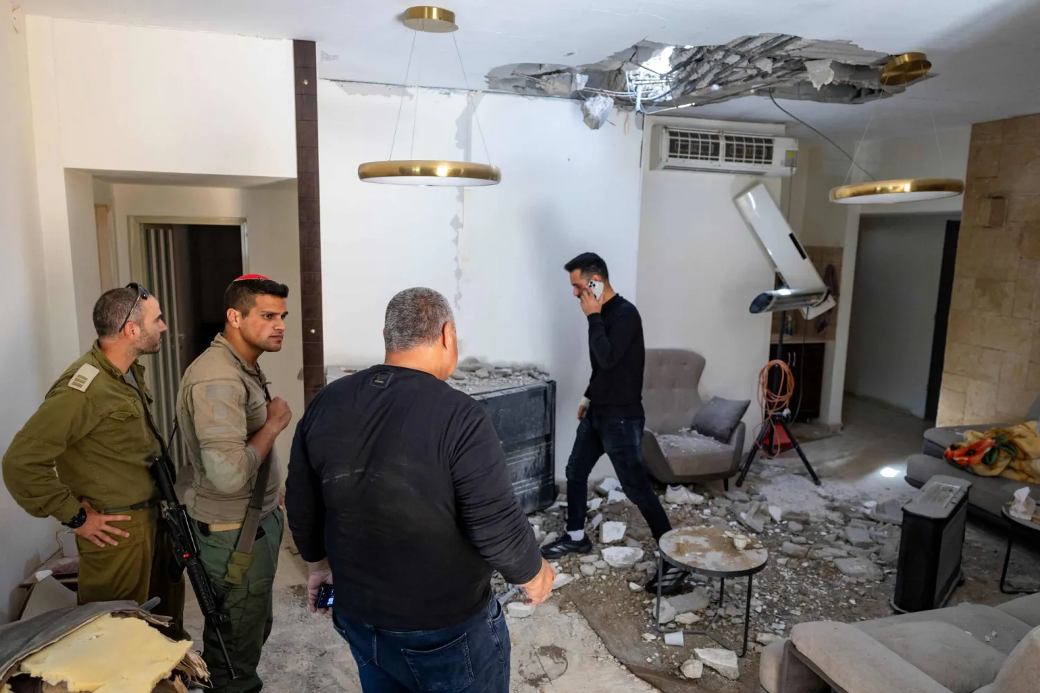 الجيش الإسرائيلي يتفقد منزلاً تعرّض لأضرار في شمال إسرائيل بالقرب من الحدود اللبنانية 12 مارس 2026 (أ.ف.ب)