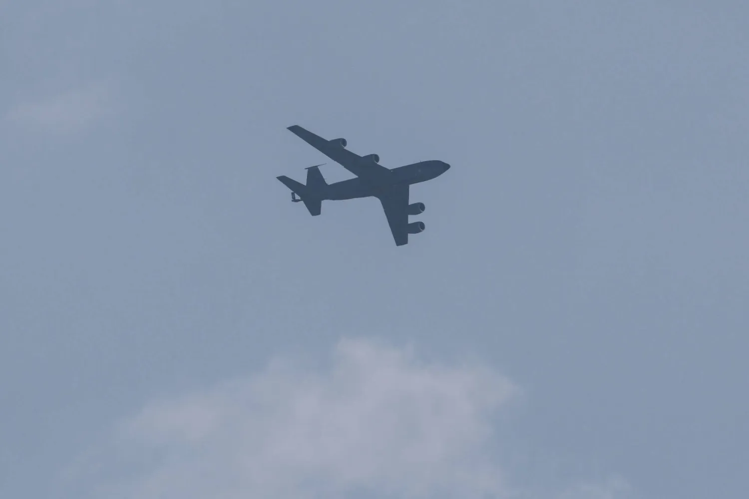(FILES) A US Air Force Boeing KC-135 Stratotanker aerial-refuelling aircraft flies over Tel Aviv on March 4, 2026. (Photo by JACK GUEZ / AFP)