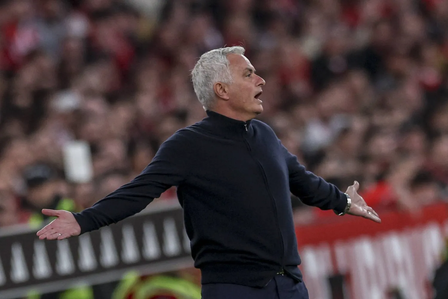 Benfica head coach José Mourinho (L) reacts during the Portuguese First League soccer match against FC Porto at Luz stadium in Lisbon, Portugal, 08 March 2026.  EPA/MIGUEL A. LOPES