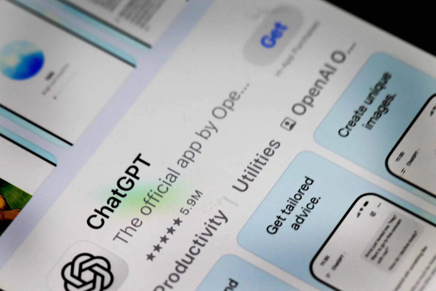 شعار تطبيق «شات جي بي تي» يظهر على شاشة (أ.ف.ب)