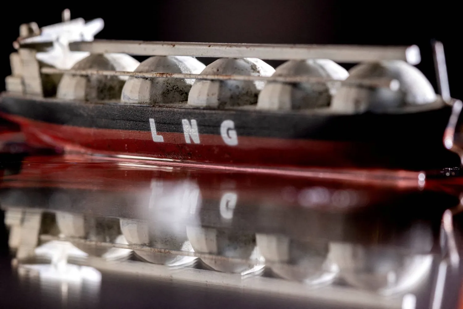 نموذج لناقلة الغاز الطبيعي المسال في هذه الصورة التوضيحية (رويترز)