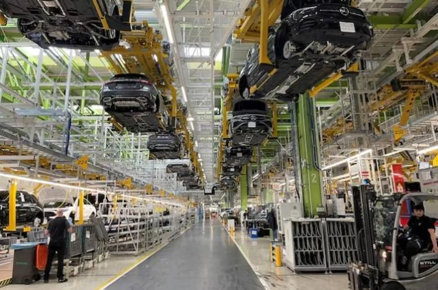 مشهد عام لخطوط الإنتاج في مصنع شركة السيارات الألمانية «مرسيدس بنز» في رستات (رويترز)