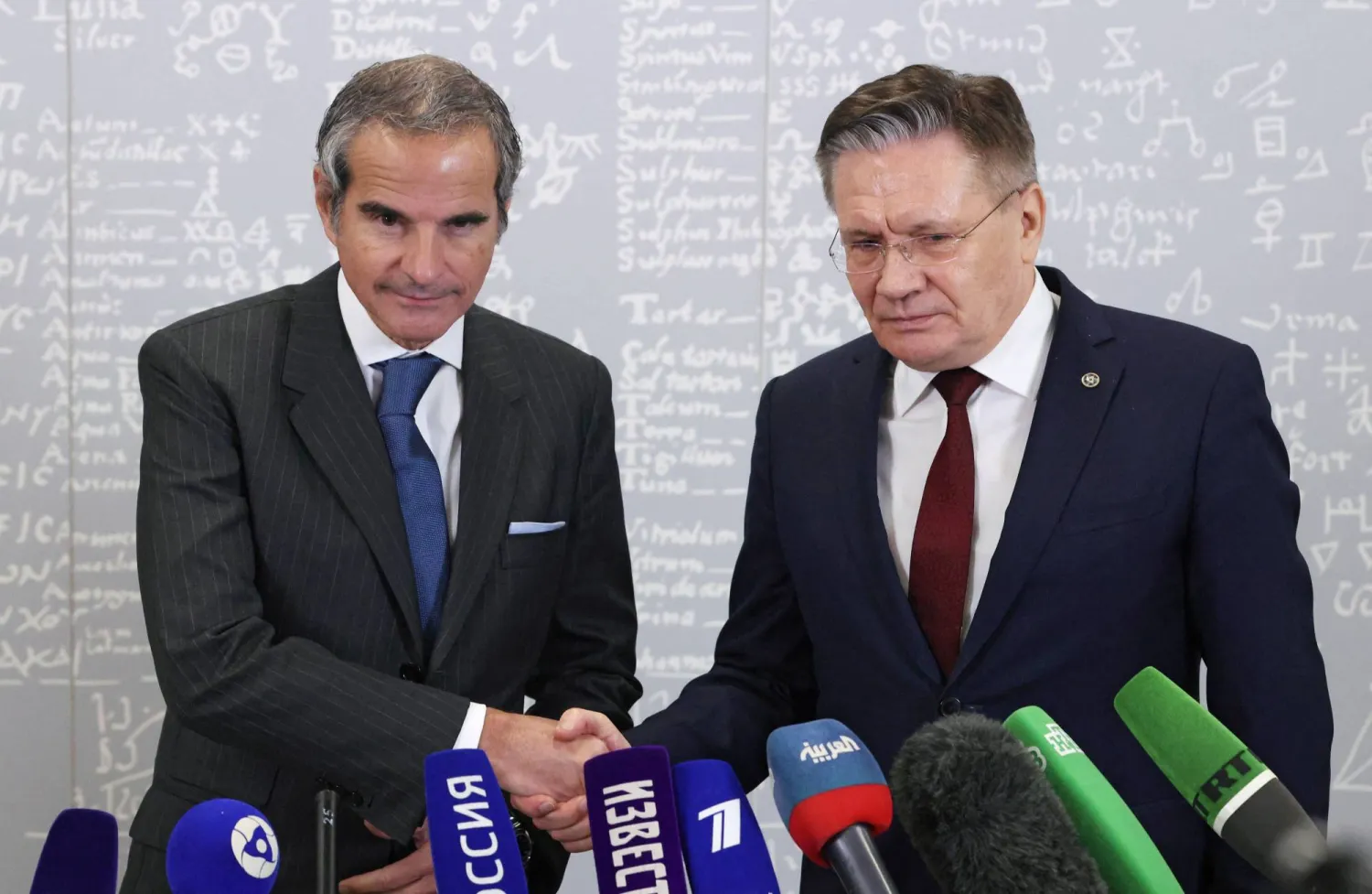 المدير العام للوكالة الدولية للطاقة الذرية رافاييل غروسي (يسار) يصافح المدير العام لشركة «روساتوم» الروسية الحكومية للطاقة الذرية أليكسي ليخاتشيف خلال حديثهما مع وسائل الإعلام عقب المشاورات المشتركة بين روسيا والوكالة الدولية في موسكو في 13 مارس 2026 (رويترز)