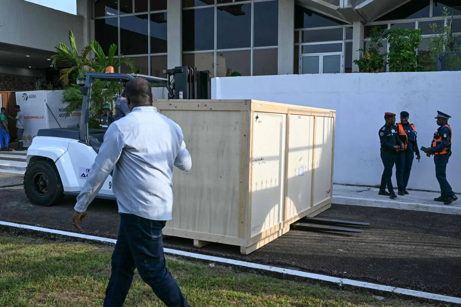 A crate containing the Djidji Ayokwe drum, at the airport in Abidjan, Ivory Coast. (Photo by Issouf SANOGO / AFP)
