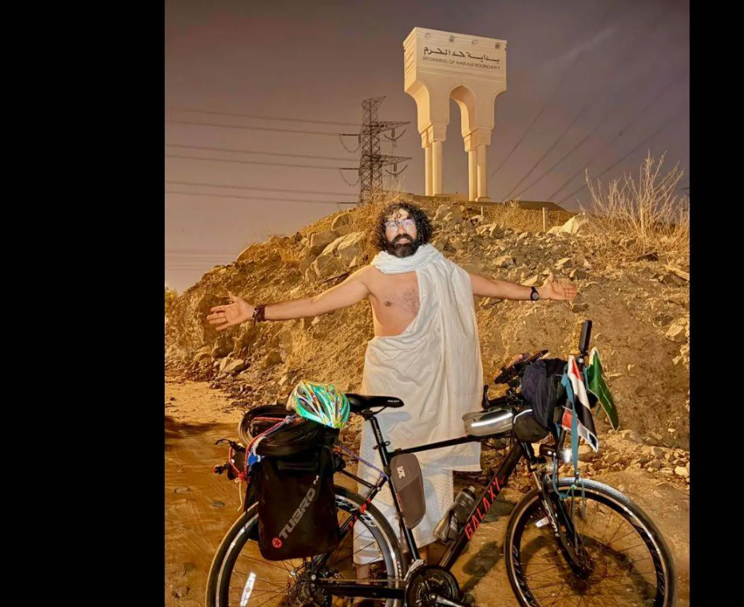 الرحّالة «محمد المصري» بعد وصوله إلى مكة المكرمة (صفحته على «فيسبوك»)