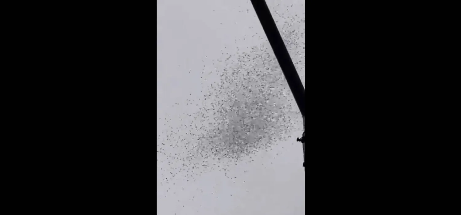 صورة مثبتة من مقطع فيديو للمناشير الإسرائيلية في سماء الحمرا في العاصمة بيروت 